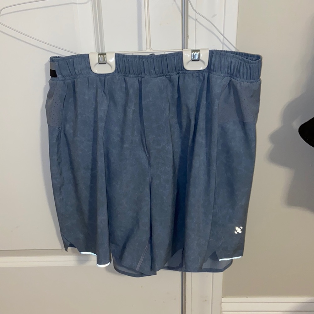 Men’s Lululemon 6in shorts with Lining